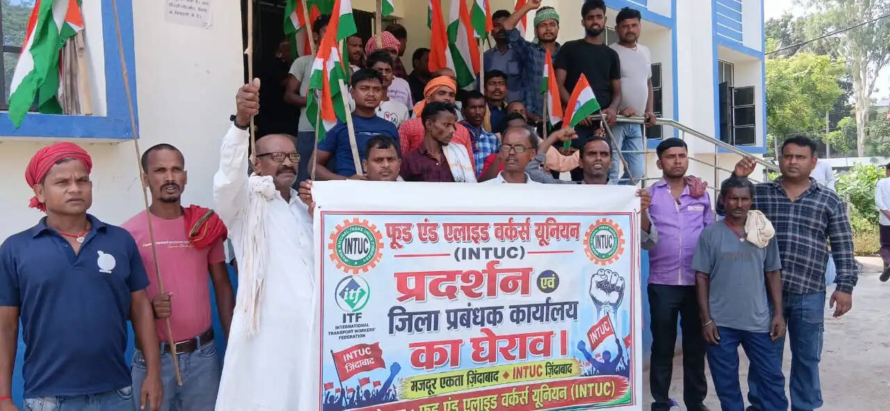 लोडिंग अनलोडिग मजदूरों ने प्रदर्शन कर डीएसओ को सौपा ज्ञापन