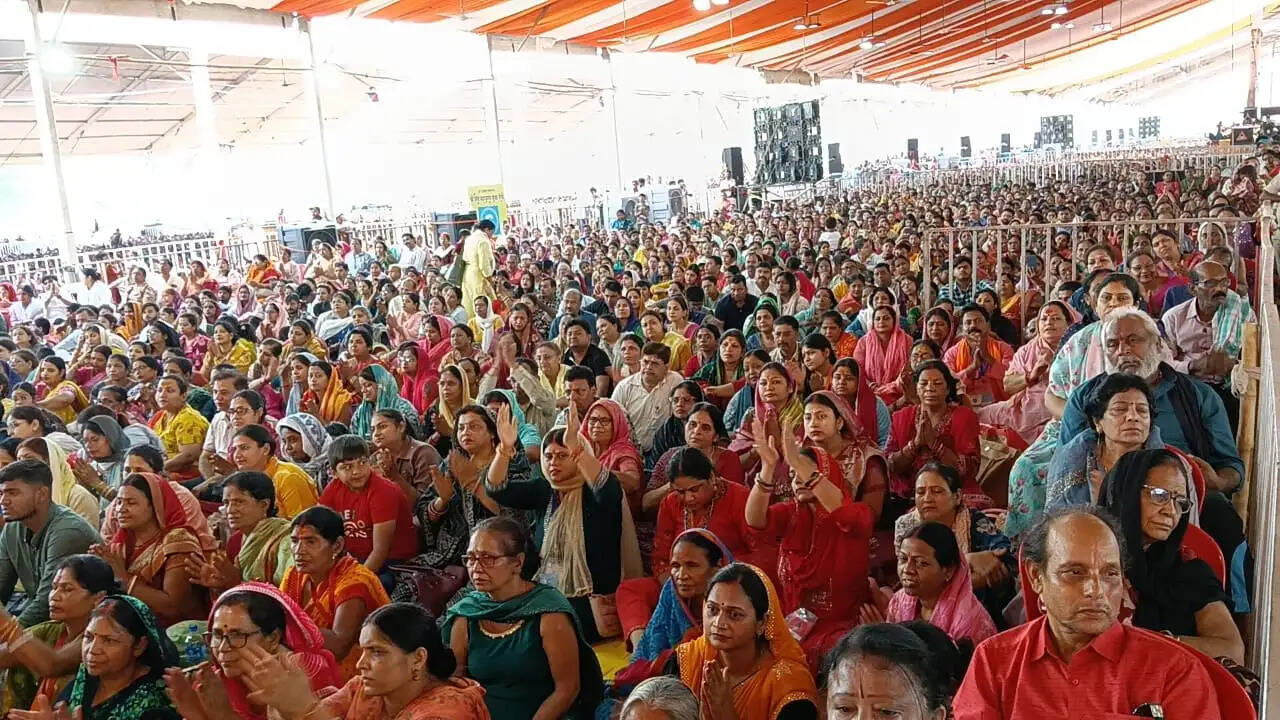 ईश्वर की कृपा पाने के लिए निरंतर प्रयास, सेवा और समर्पण आवश्यक है: डॉ. पंडित मिश्रा