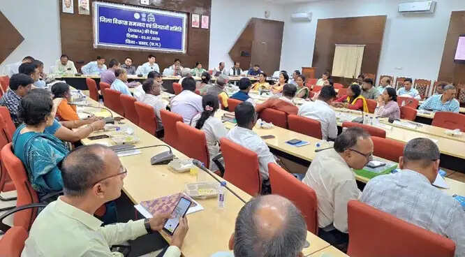 जिन योजनाओं में कमियां हैं, उन्हें प्राथमिकता के आधार पर दूर किया जाए : महेश कश्यप