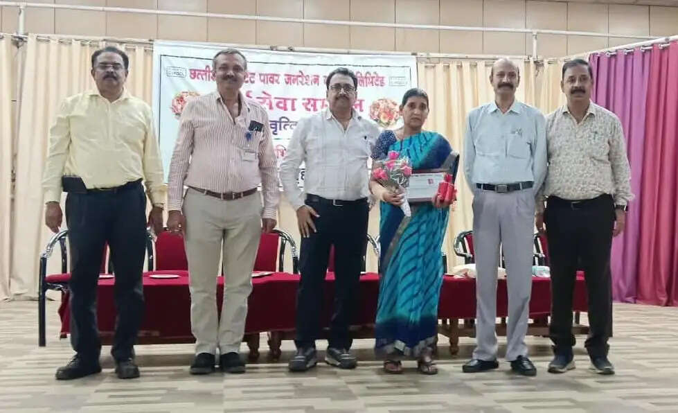 एचटीपीएस से सेवानिवृत्त हुईं भृत्य को दी गई भावपूर्ण विदाई