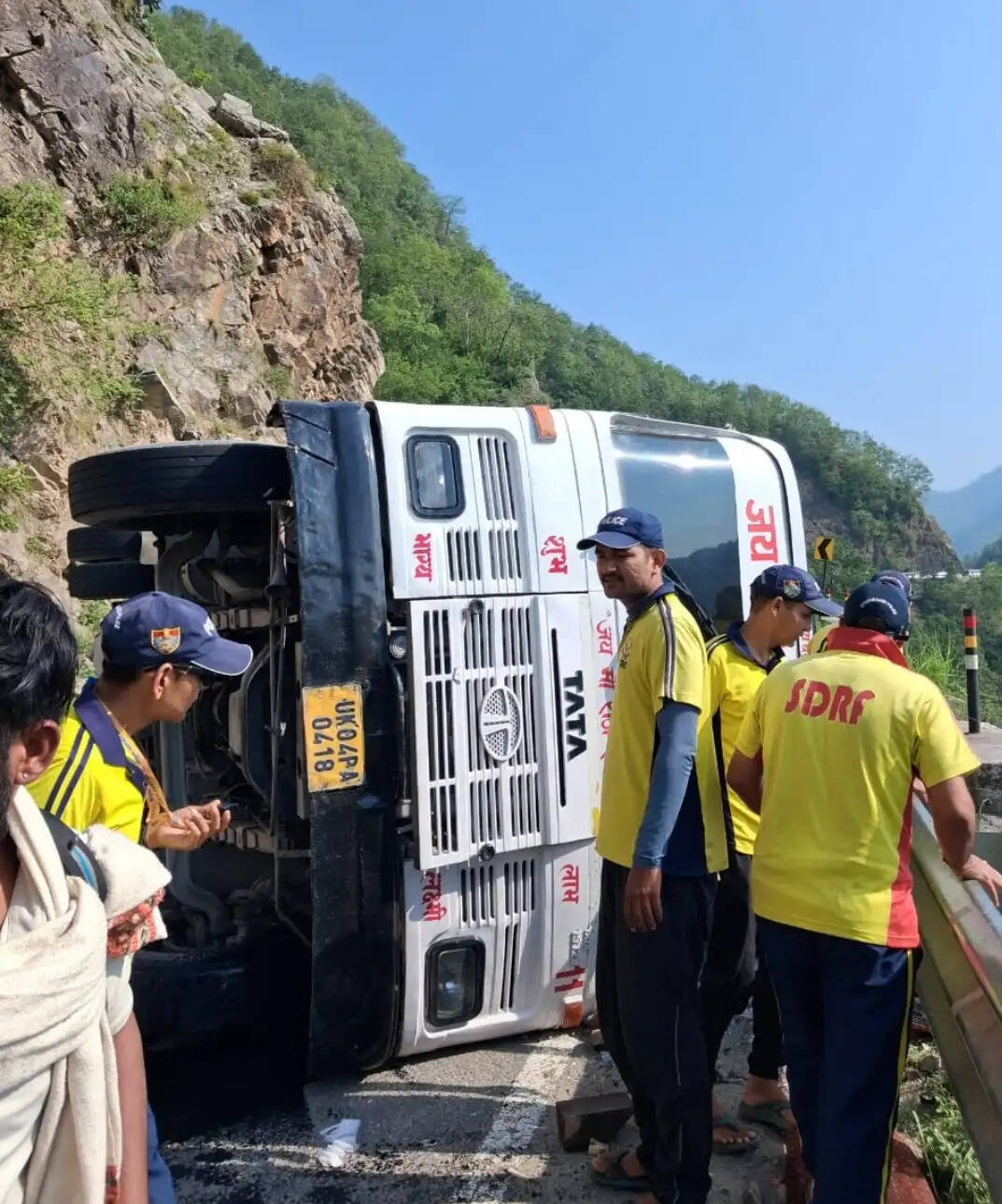 रुद्रप्रयाग में खाई में कार गिरने से पांच घायल, तोताघाटी में श्रद्धालुओं की बस पलटी