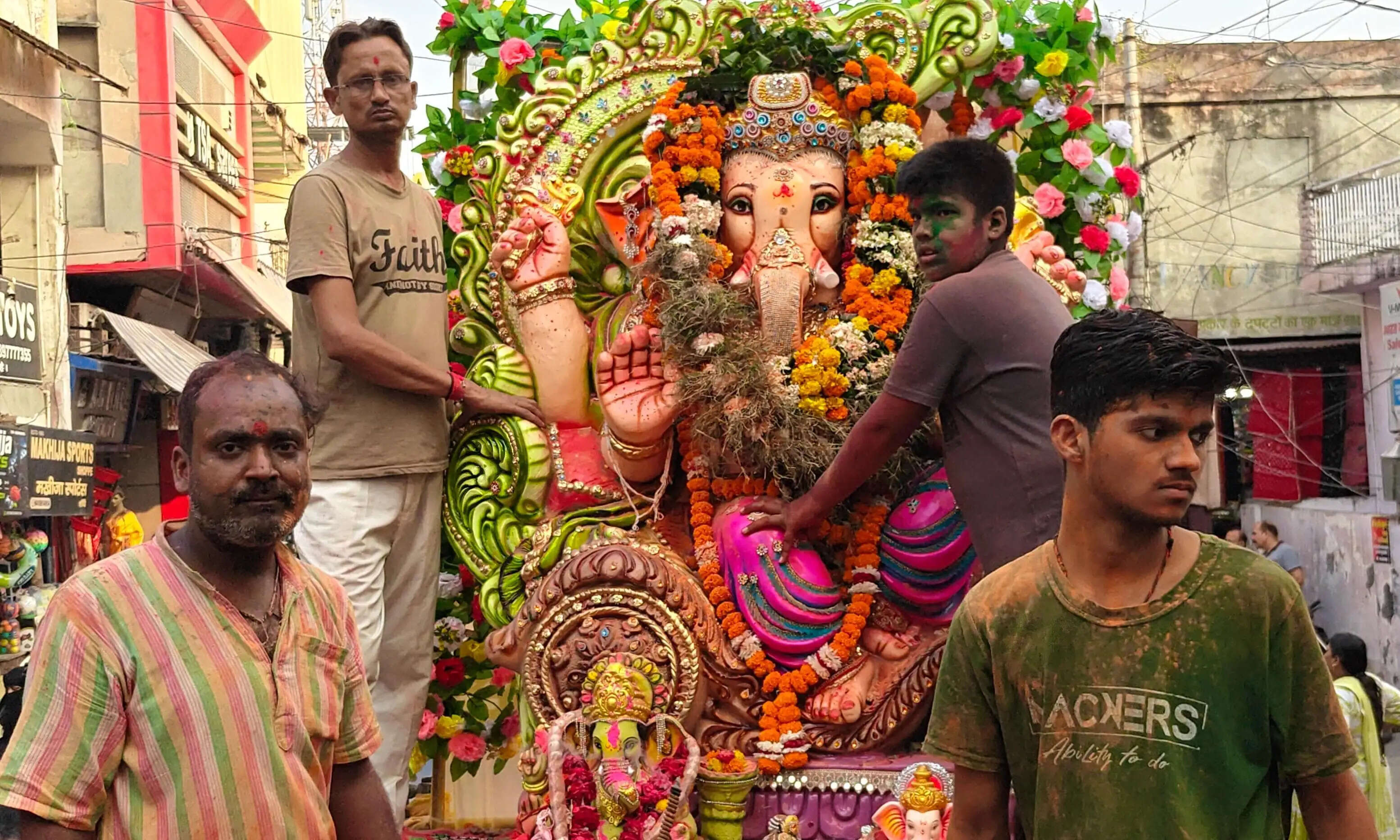 मुरादाबाद : श्रद्धालुओं ने अबीर-गुलाल उड़ाते हुए नाचते- गाते किया&nbsp;गणेश प्रतिमाओं का विसर्जन