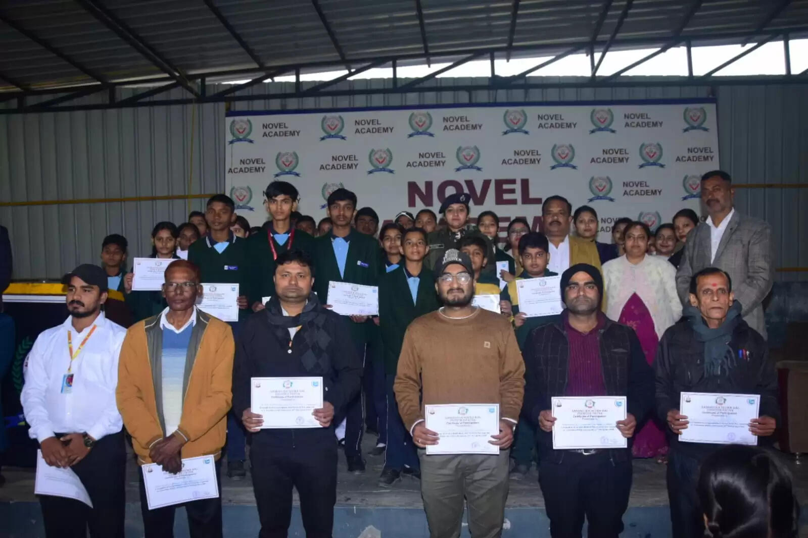 स्कूली छात्र-छात्राओं और विद्यालय कर्मियों को एसएसबी ने दिया प्रमाणपत्र