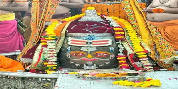 पंचामृत अभिषेक के बाद राजा स्वरूप में सजे बाबा महाकाल, भस्म आरती में गूंजे जयकारे