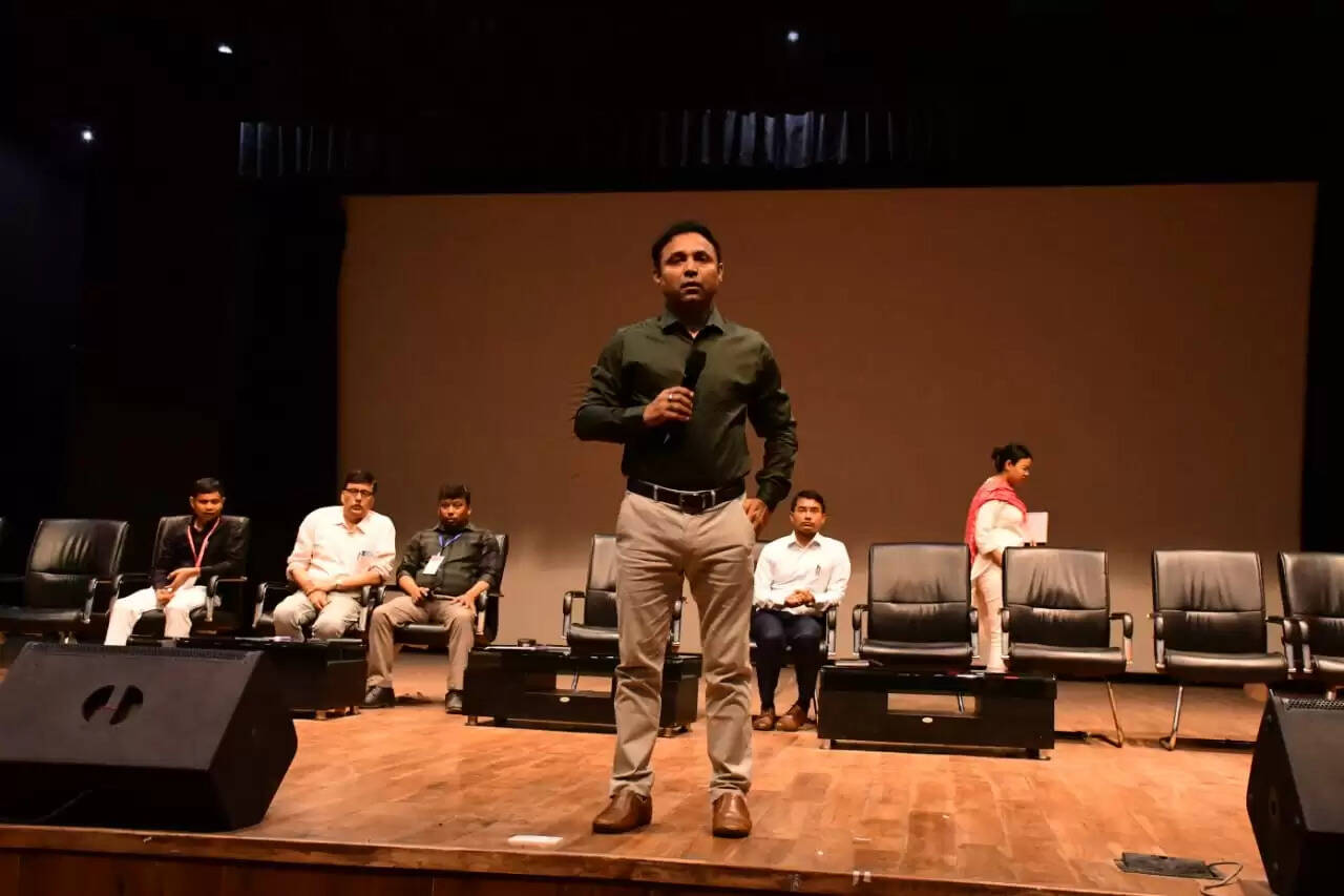 सेक्टर पदाधिकारियों को जिलाधिकारी ने की ब्रीफिंग