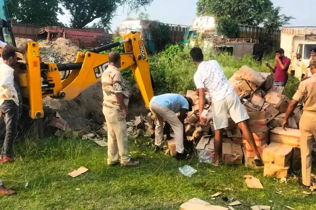 नरपतगंज थाना परिसर में चार हजार लीटर विदेशी शराब का किया विनष्टीकरण