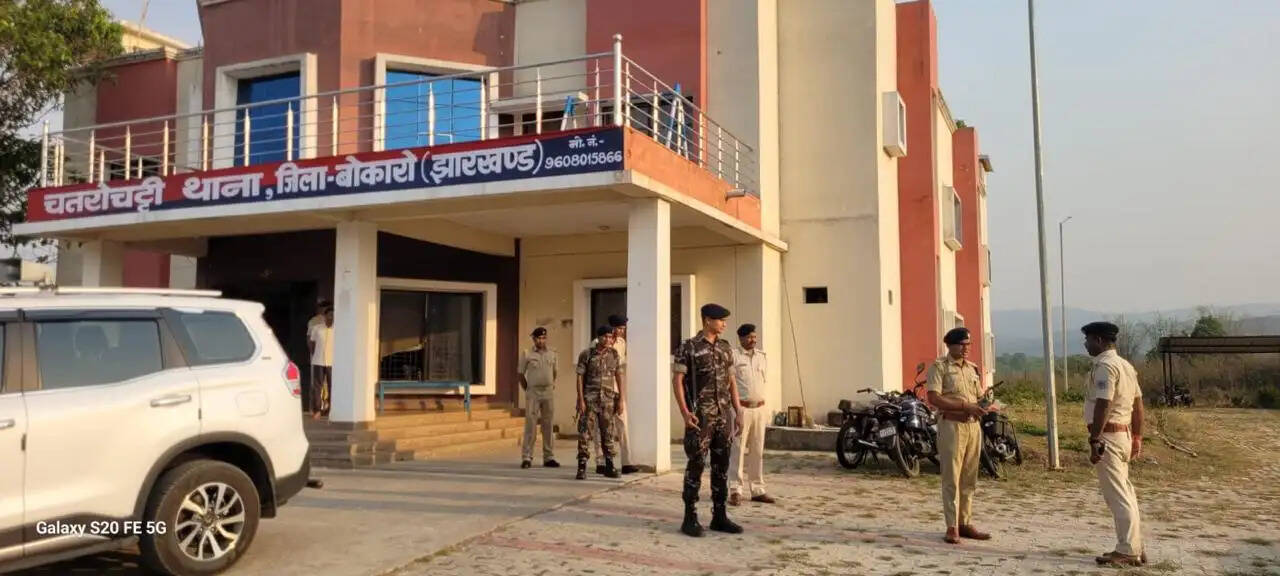 एसपी ने चतरोचट्टी और आईईएल थाना का किया औचक निरीक्षण