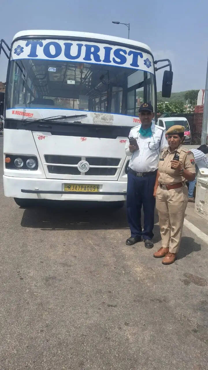ओवरस्पीडिंग, ब्लैक फिल्म और मॉडिफाइड साइलेंसर पर चला ट्रैफिक पुलिस का डंडा