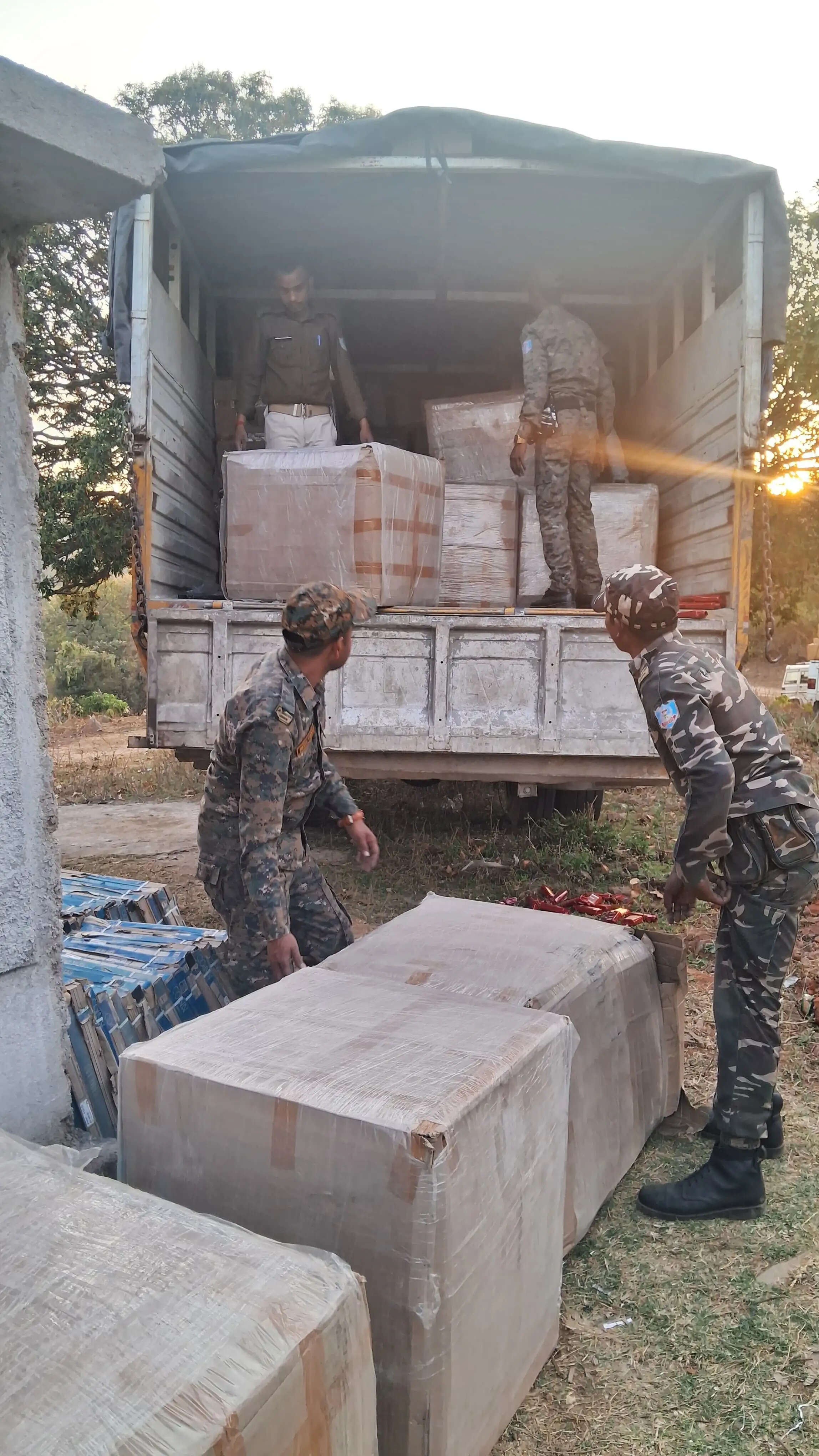 होली से पूर्व उत्पाद विभाग ने किया नकली शराब की फैक्ट्री का भंडाफोड़