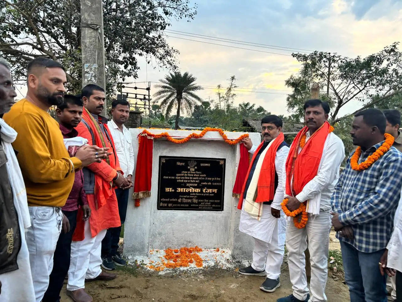 विधायक सह पूर्व मंत्री डॉ आलोक रंजन ने विधायक योजना से निर्मित दो योजना का उद्घाटन किया