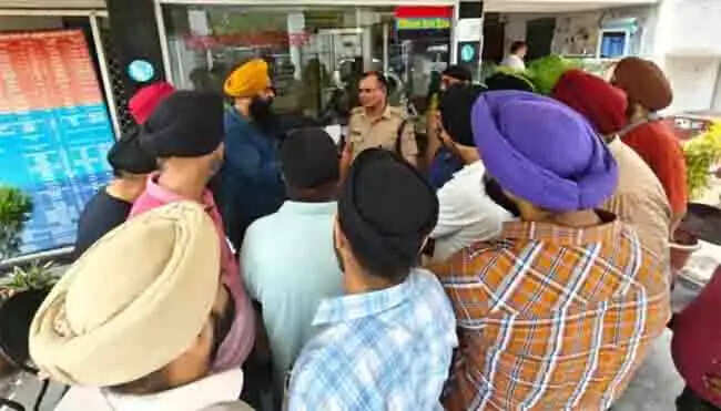 सोशल मीडिया वीडियो से आक्रोश!…सिख समाज का गुस्सा फूटा, कोतवाली में हंगामा