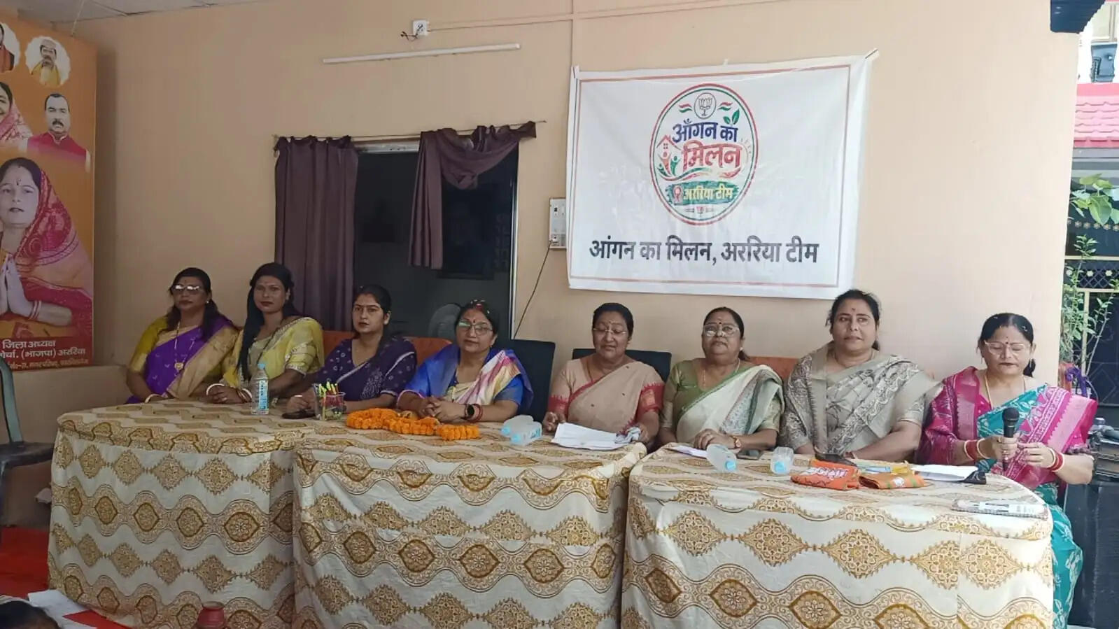 महिलाओं और सेविका सहायिकाओं को अंग वस्त्र देकर किया गया सम्मानित