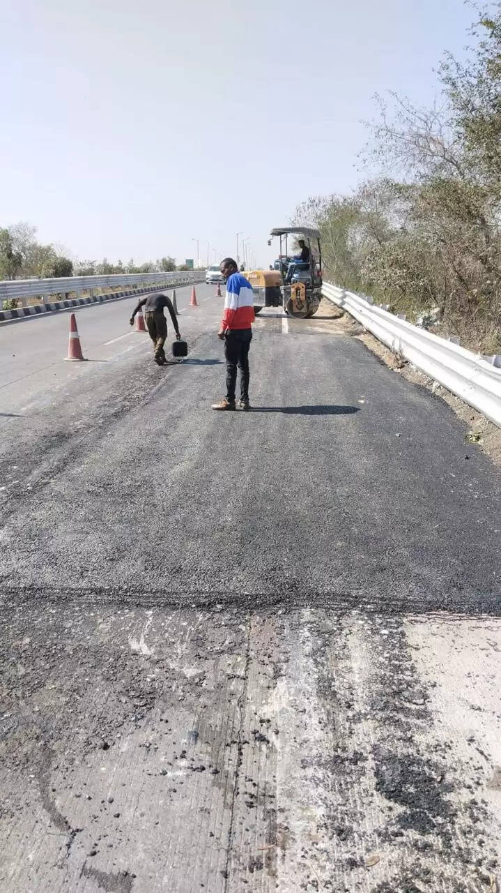 शिकायत का डीएम ने लिया संज्ञान, खराब सड़क की तत्काल हुई मरम्मत