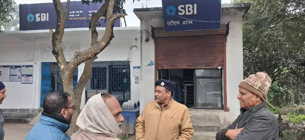एसबीआई एटीएम मशीन को काटकर नरपतगंज में लाखों की चोरी