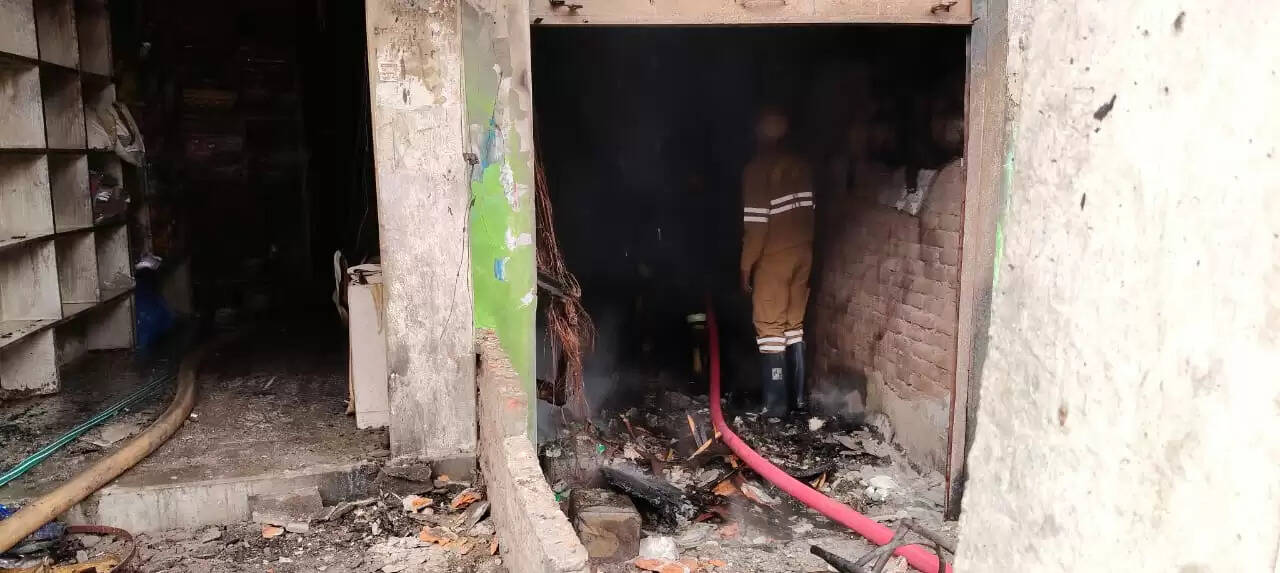 जौनपुर में भीषण आग से तीन मकान और दुकान जलकर खाक, लाखाें का नुकसान