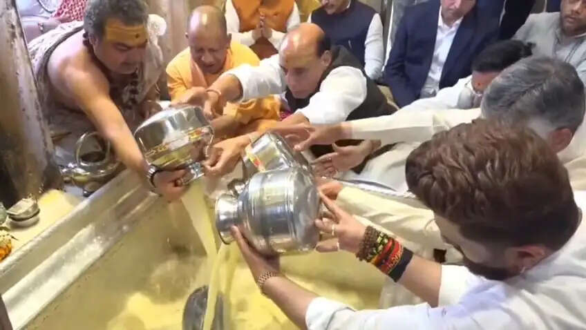 प्रधानमंत्री मोदी के जन्मदिन पर रक्षामंत्री के साथ मुख्यमंत्री योगी ने काशी विश्वनाथ मंदिर में किया अभिषेक
