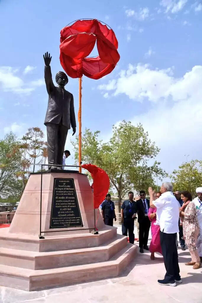 उपराष्ट्रपति ने नागौर के मेड़ता सिटी में स्व. नाथूराम मिर्धा की प्रतिमा का किया अनावरण