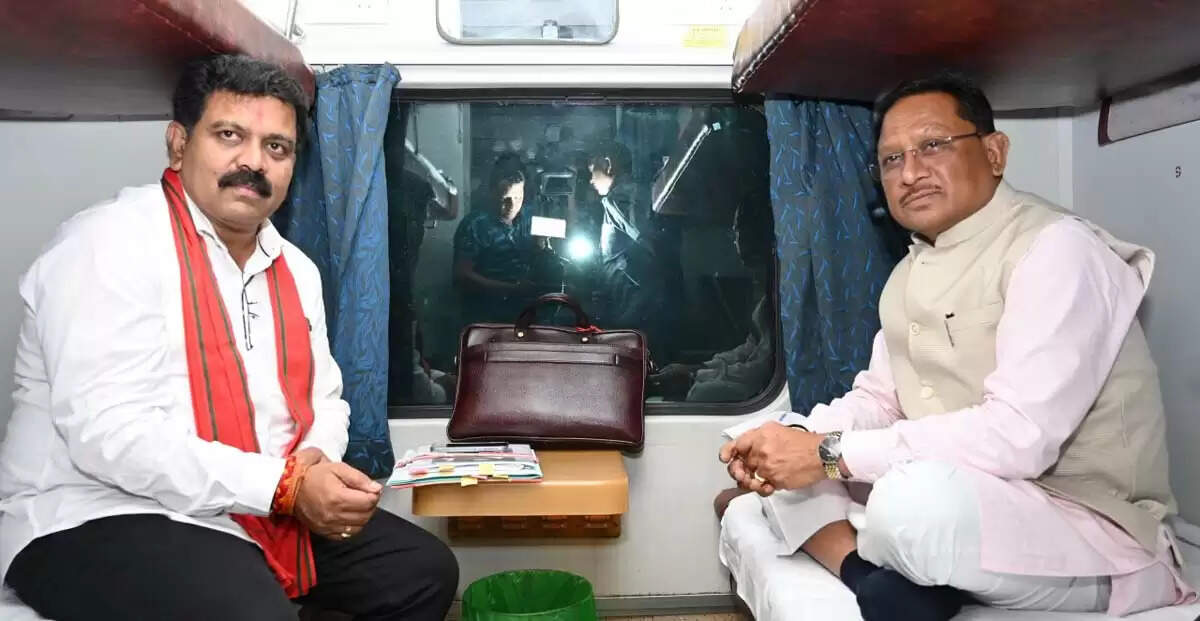 भाजपा के तीन दिवसीय प्रशिक्षण शिविर मे भाग लेने&nbsp;मुख्यमंत्री साय ट्रेन&nbsp;से&nbsp;सरगुजा पहुंचे