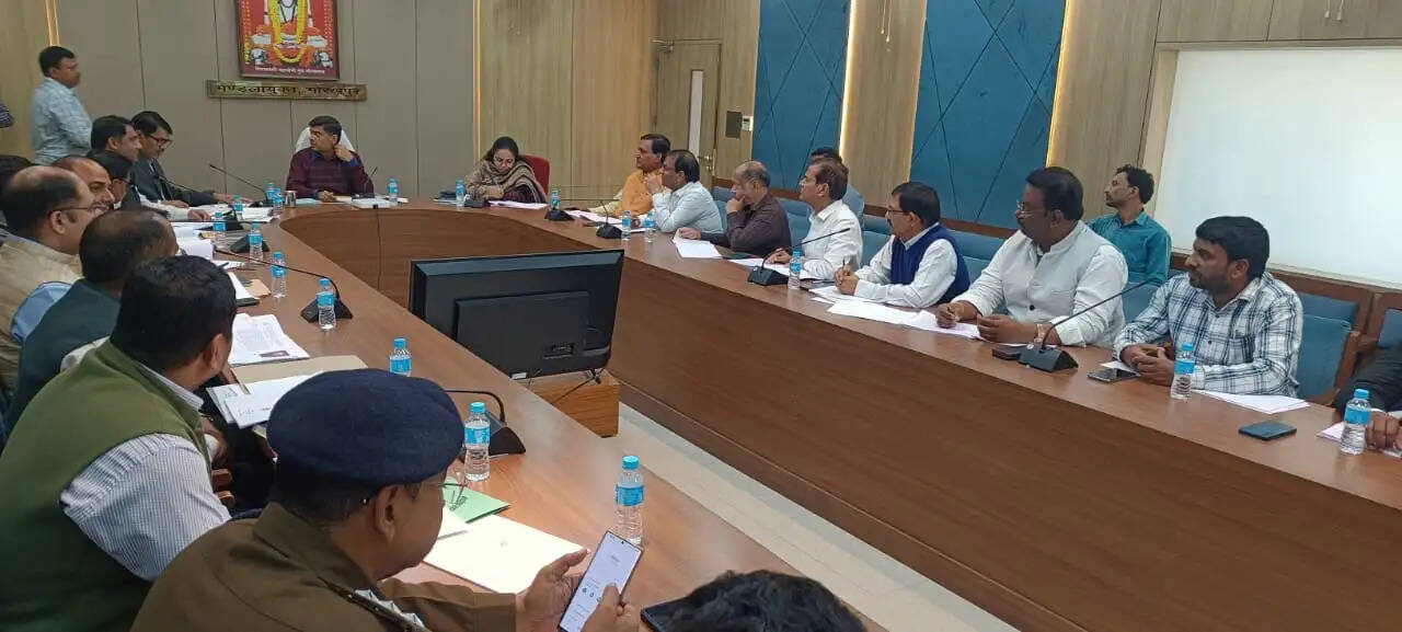 गीडा क्षेत्र में अवैध रूप से खड़े टैंकरों पर दर्ज होगा मुकदमा : मंडलायुक्त