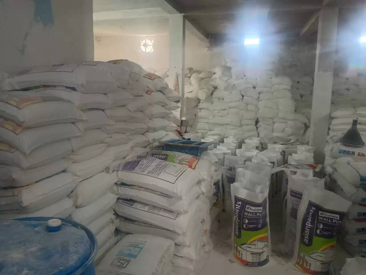 रामगढ़ में बिक रहा था एशियन पेंट का नकली प्रोडक्ट, टीटू हार्डवेयर के गोदाम पर पड़ा छापा