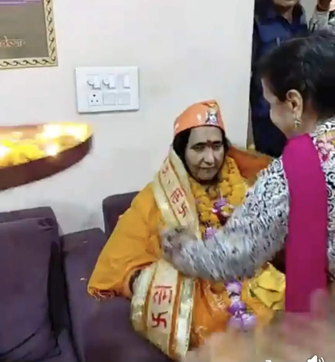 साध्वी ऋतंभरा पहुंची अयोध्या, मां दुर्गा मंदिर पर शुक्रवार को धर्म ध्वजा का करेंगी आरोहण