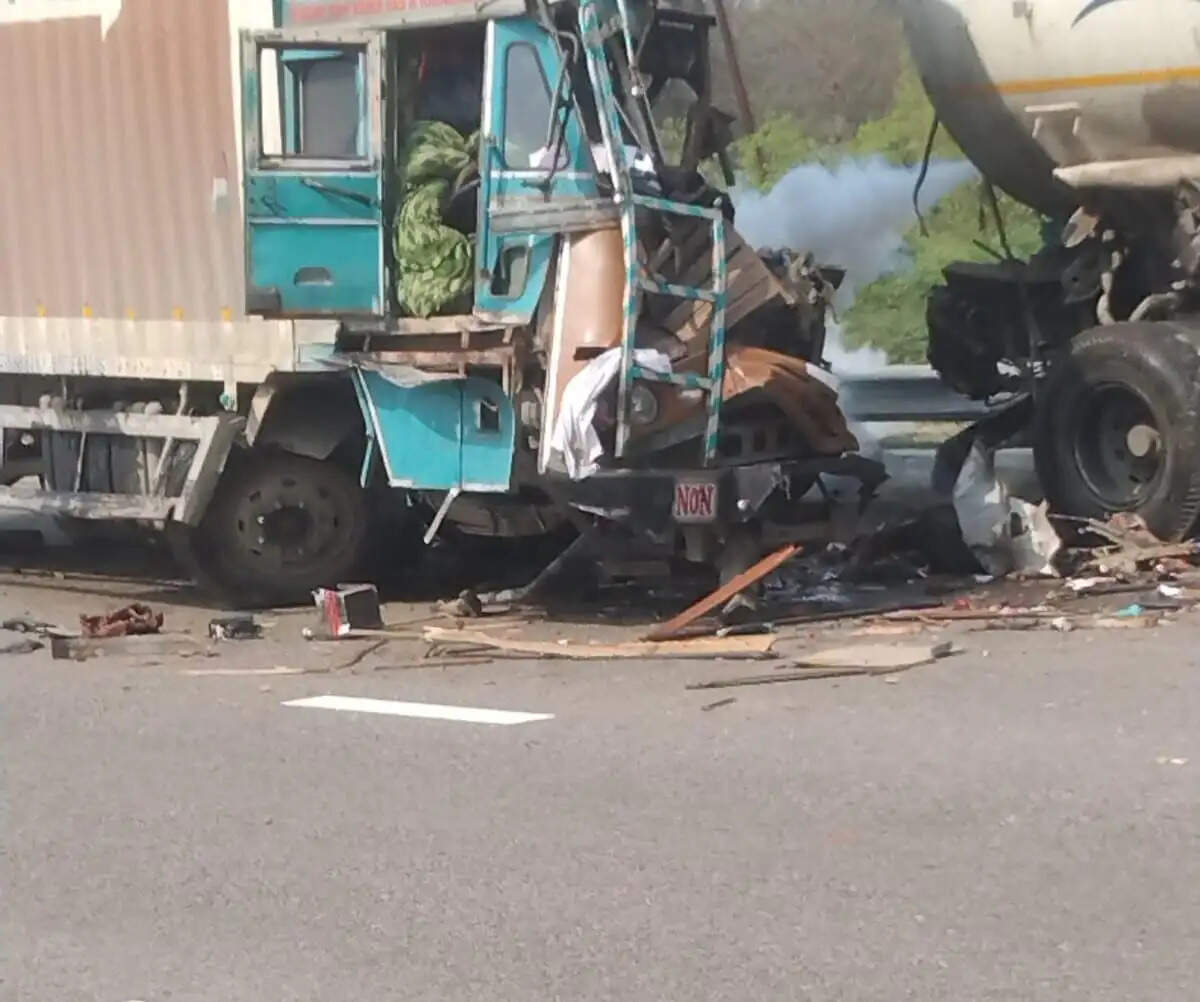 सुलतानपुर में पूर्वांचल एक्सप्रेस-वे पर कंटेनर-टैंकर की टक्कर में एक की मौत