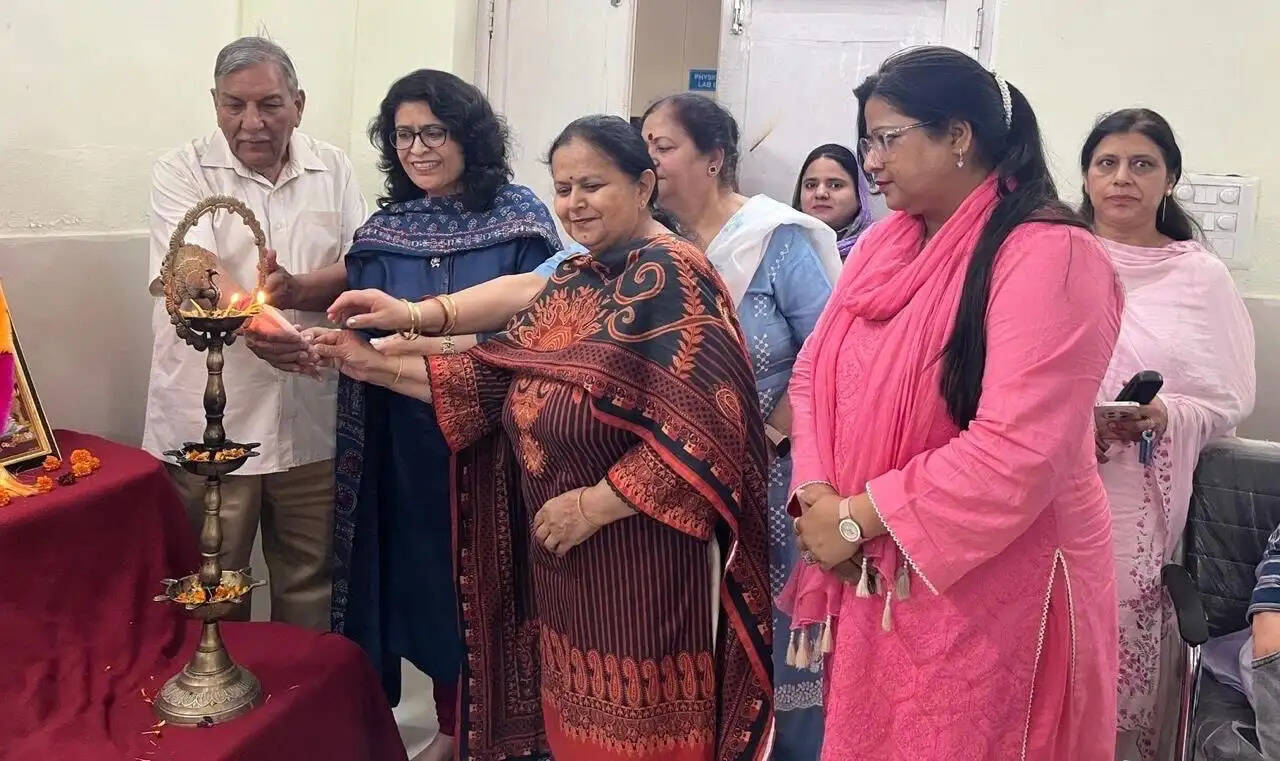 जीडीसी हीरानगर ने इंटैक जम्मू के सहयोग से प्रशिक्षुओं को सम्मानित किया