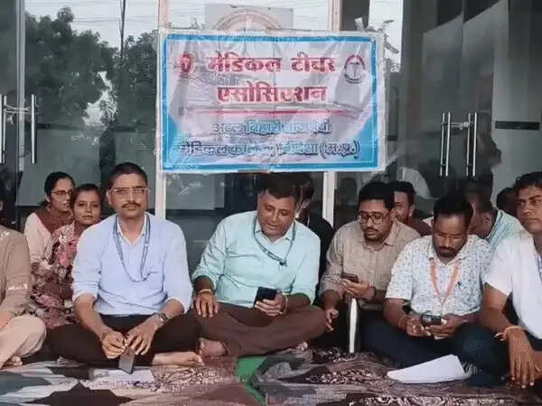 पदोन्नति नियमों के विरोध में मेडिकल शिक्षकों का आंदोलन तेज,&nbsp;विदिशा मेडिकल कॉलेज में एक घंटे कार्य बहिष्कार कर दिया धरना