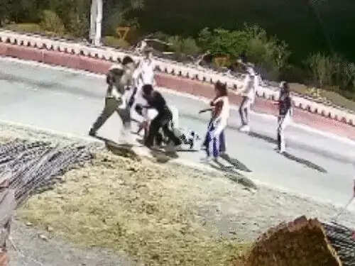 कार ओवरटेक करने पर विवाद, बदमाशों ने युवकों को डंडों से बेरहमी से पीटा