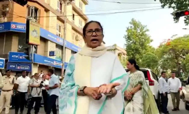 वोट डालने के बाद चुनाव आयोग पर बरसीं ममता, किया सत्ता में लौटने का दावा