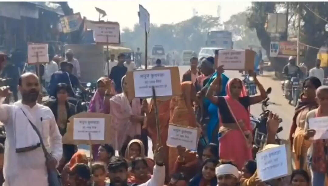 चाकूबाजी में घायल युवक की मौत पर बवाल आक्रोशितों ने एनएच-331 जाम किया