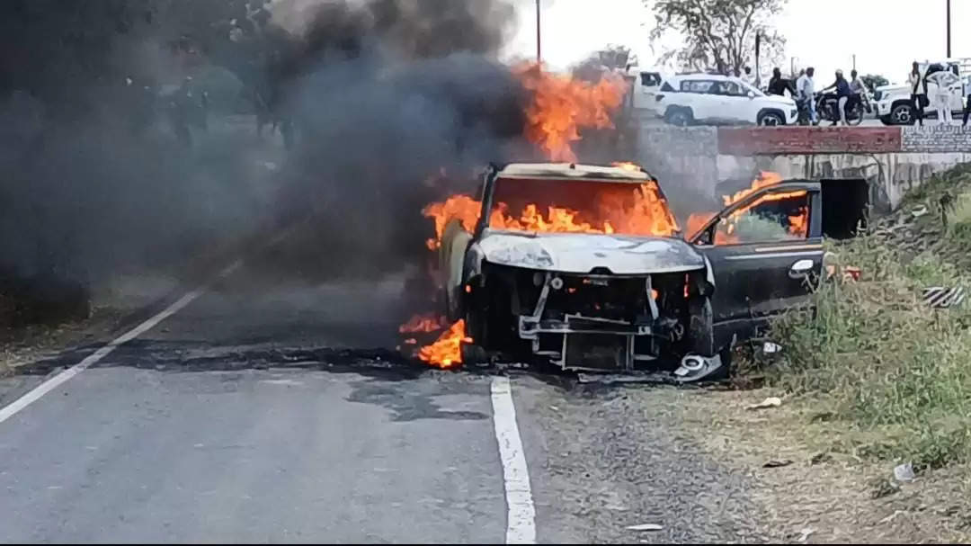 शॉर्ट सर्किट से कार में लगी आग, कार समेत पांच लाख की नकदी जली