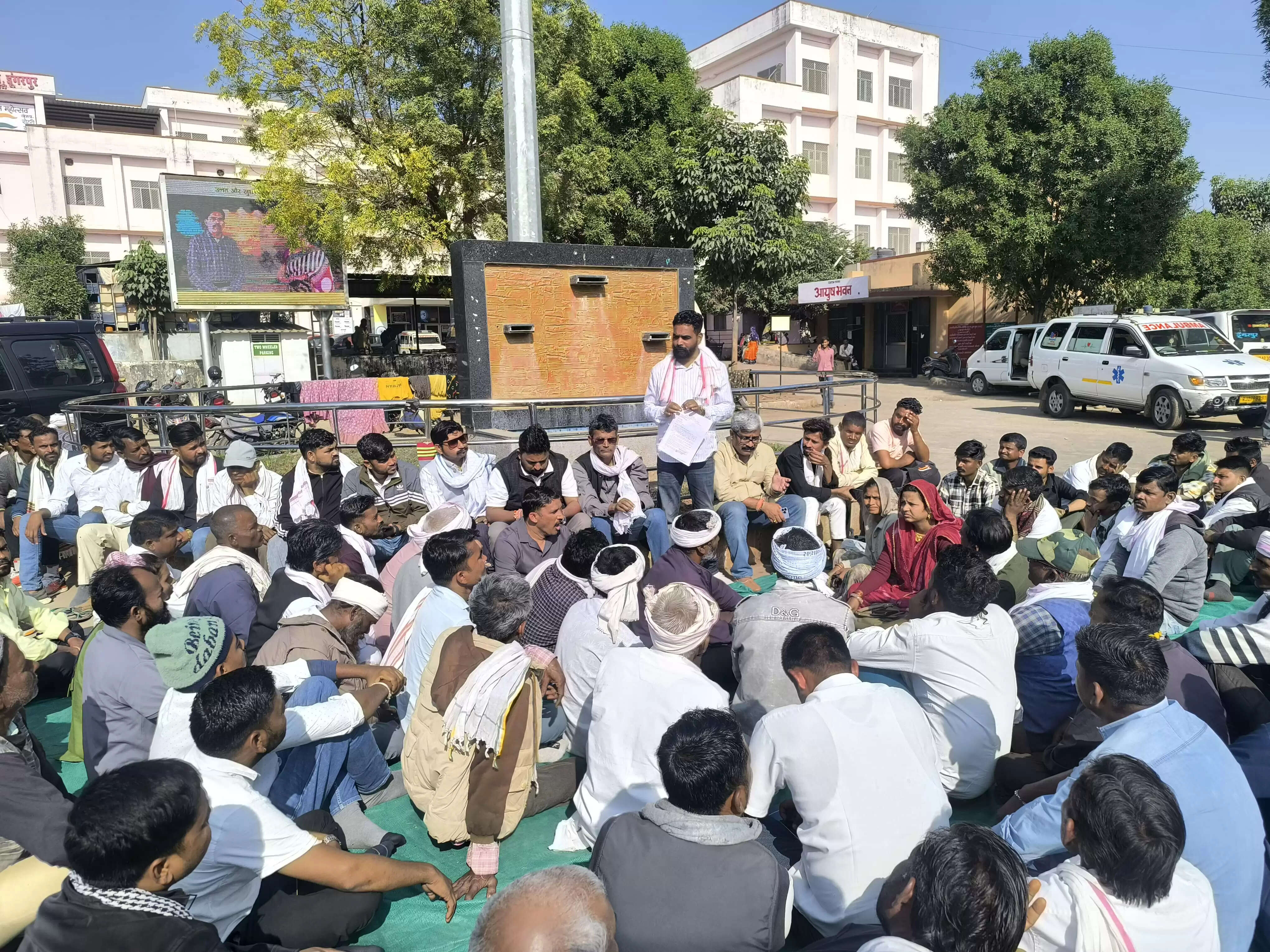 बीएपी नेताओं का डूंगरपुर अस्पताल में धरना, पार्किंग ठेकेदार पर मारपीट व गुंडागर्दी का आरोप
