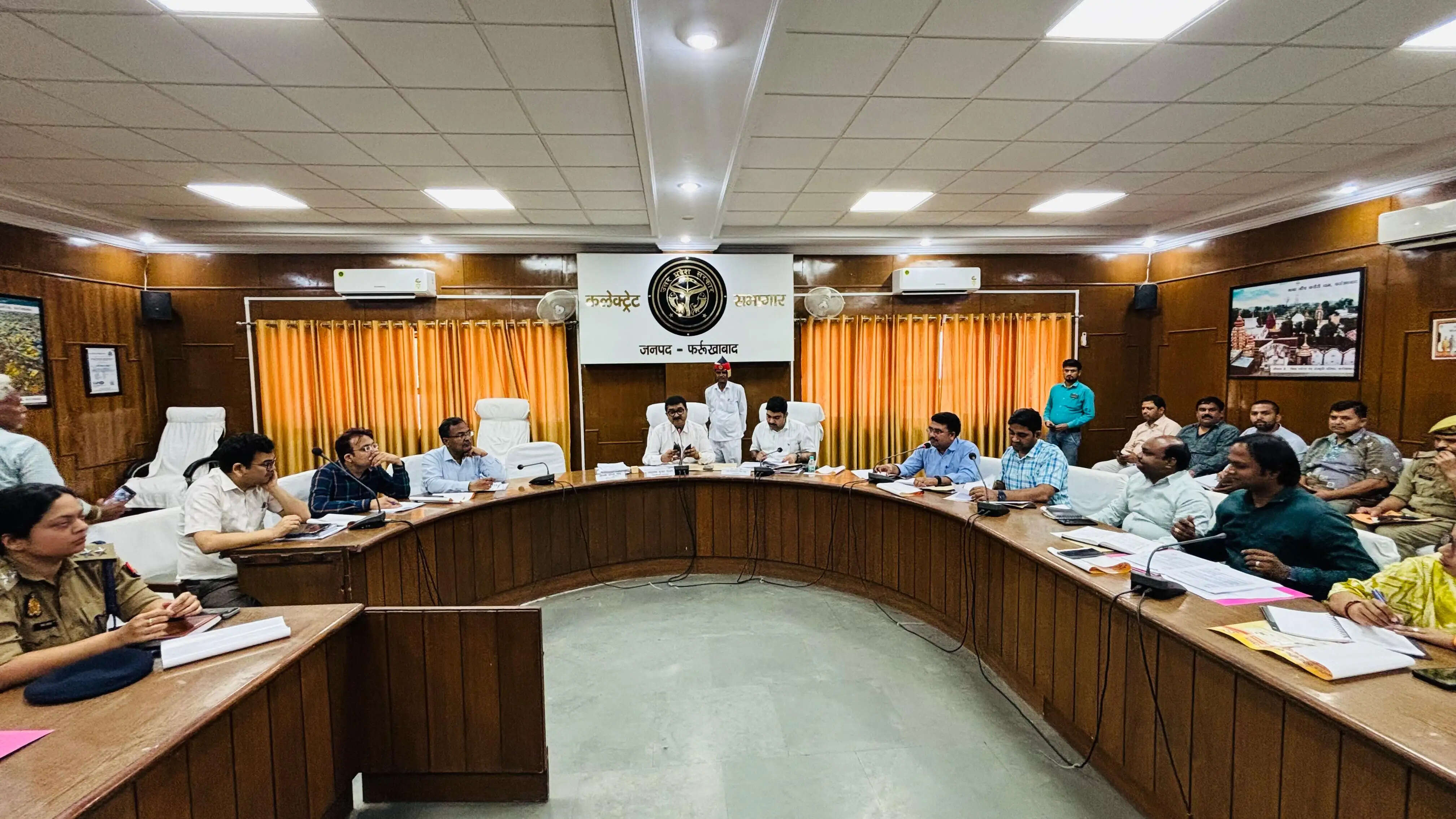 जिलाधिकारी ने लू और सूखा से निपटने के लिए बनाई रणनीति,विभाग को बांटी जिम्मेदारी