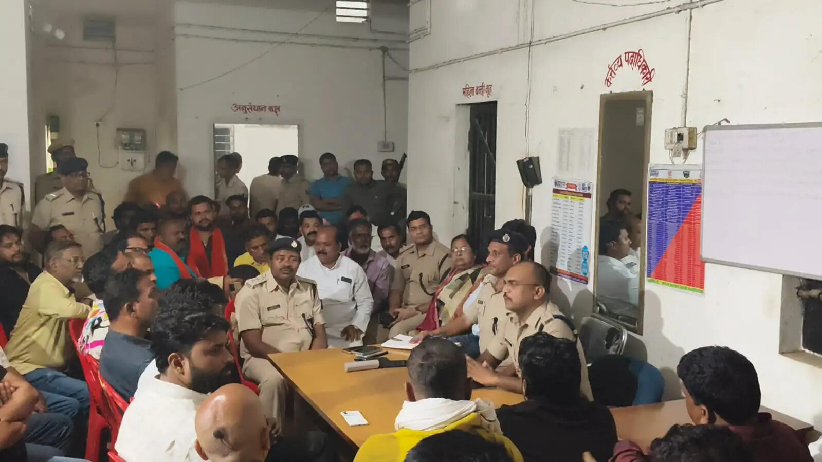 दोहरे हत्याकांड के बाद पुलिस प्रशासन ने की शांति समिति की बैठक