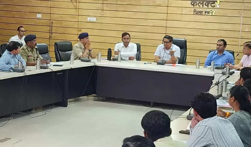 इंदौरः सड़क सुधार एवं यातायात व्यवस्था को बेहतर बनाने से संबंधित बिंदुओं की समीक्षा