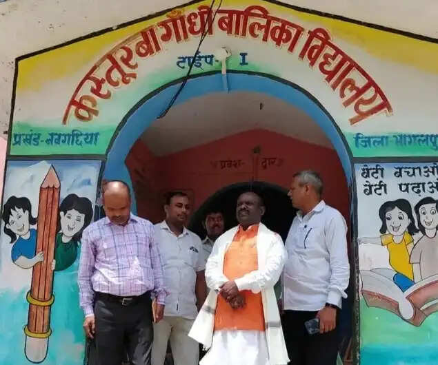 बाल अधिकार संरक्षण आयोग का औचक निरीक्षण, छात्राओं को भयमुक्त और गुणवत्तापूर्ण माहौल देने पर जोर