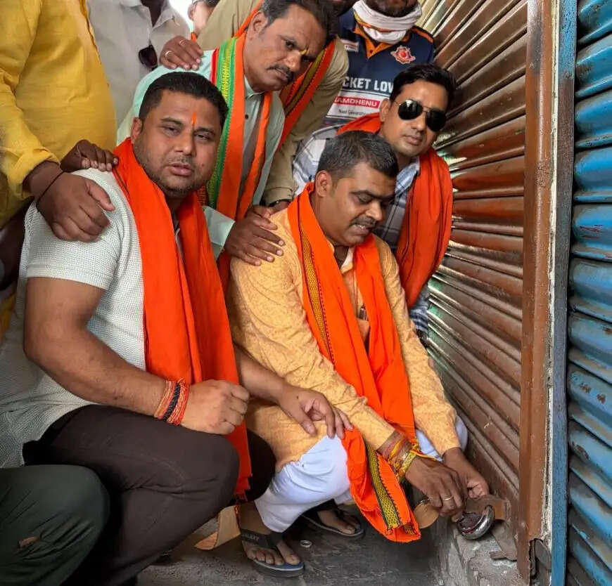 जबलपुर : शराब दुकान बंद कराने भाजपा पार्षदों का प्रदर्शन, दुकान पर लगाया ताला