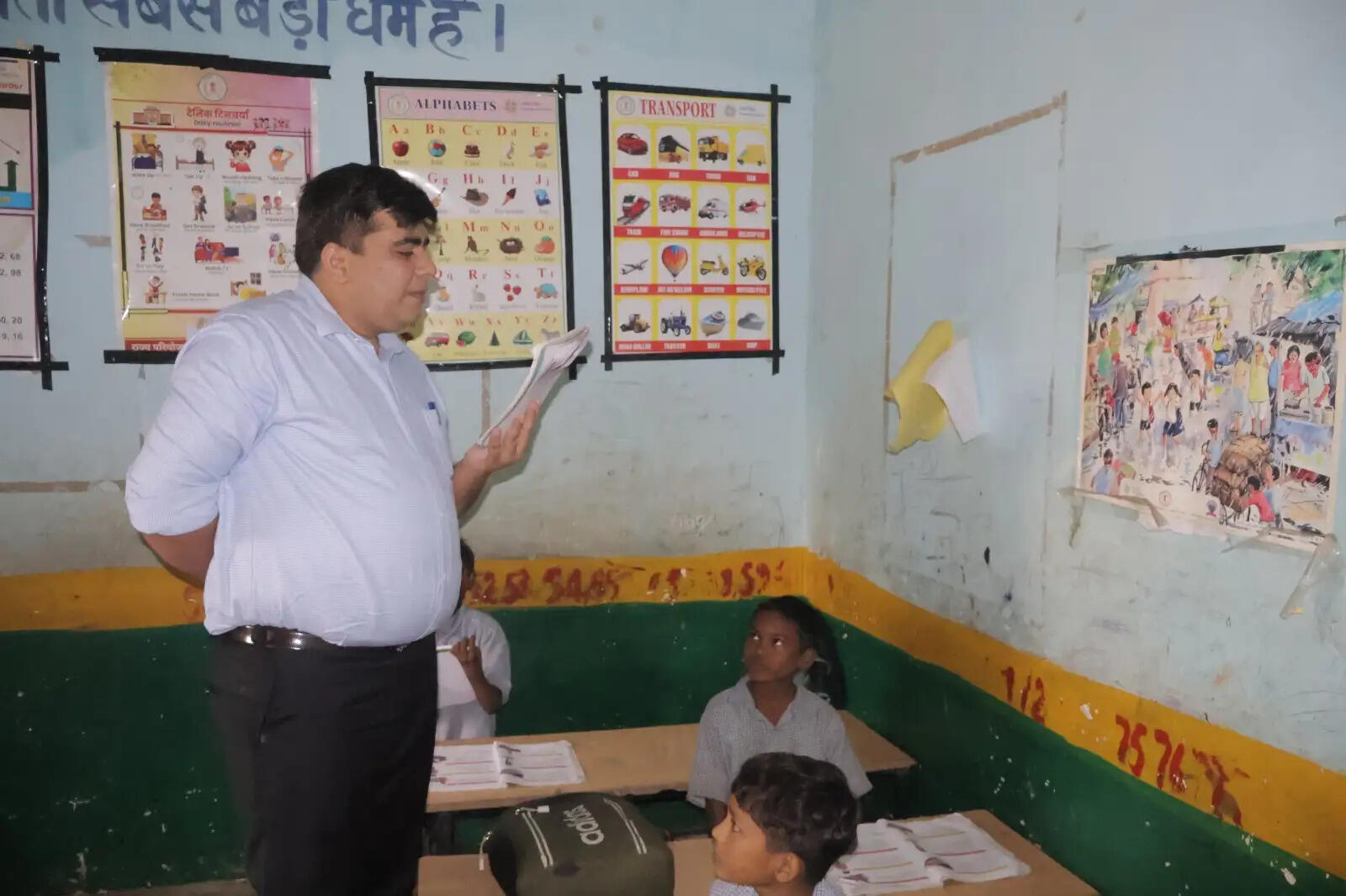 शिक्षक की भूमिका में नज़र आए कलेक्टर कुणाल दुदावत, बच्चों को पढ़ाया गणित
