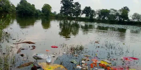 सोरिद तालाब में पसरी गंदगी, सफाई की मांग