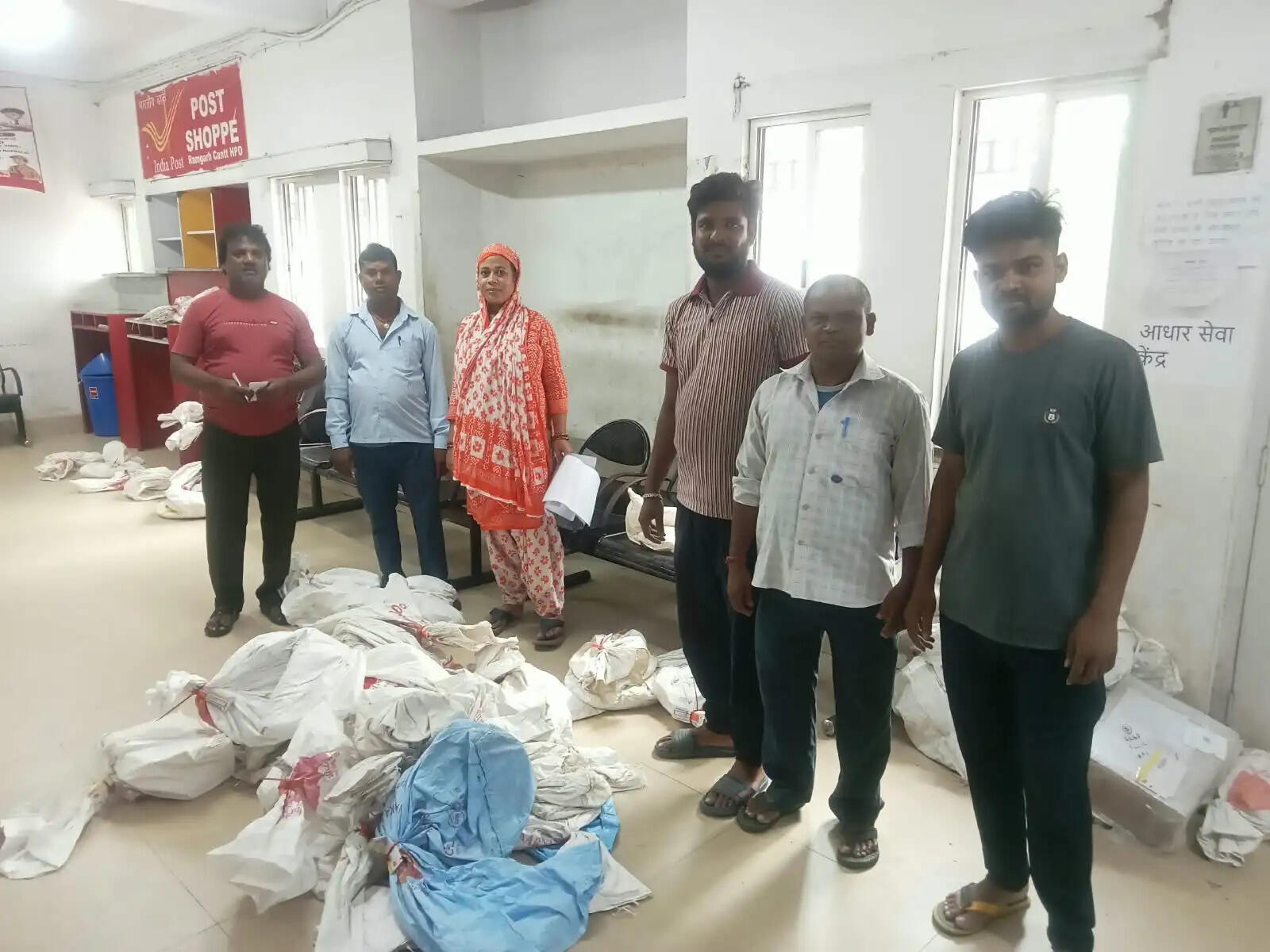 अवकाश के दिन भी डाकघरों में जारी रही राखी बुकिंग और डाक सेवा