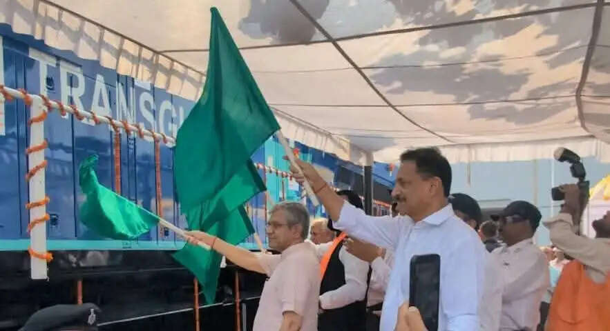 बिहार के मढ़ौरा रेल कारखाने से गिनी गणराज्य को 51वां रेल इंजन रवाना