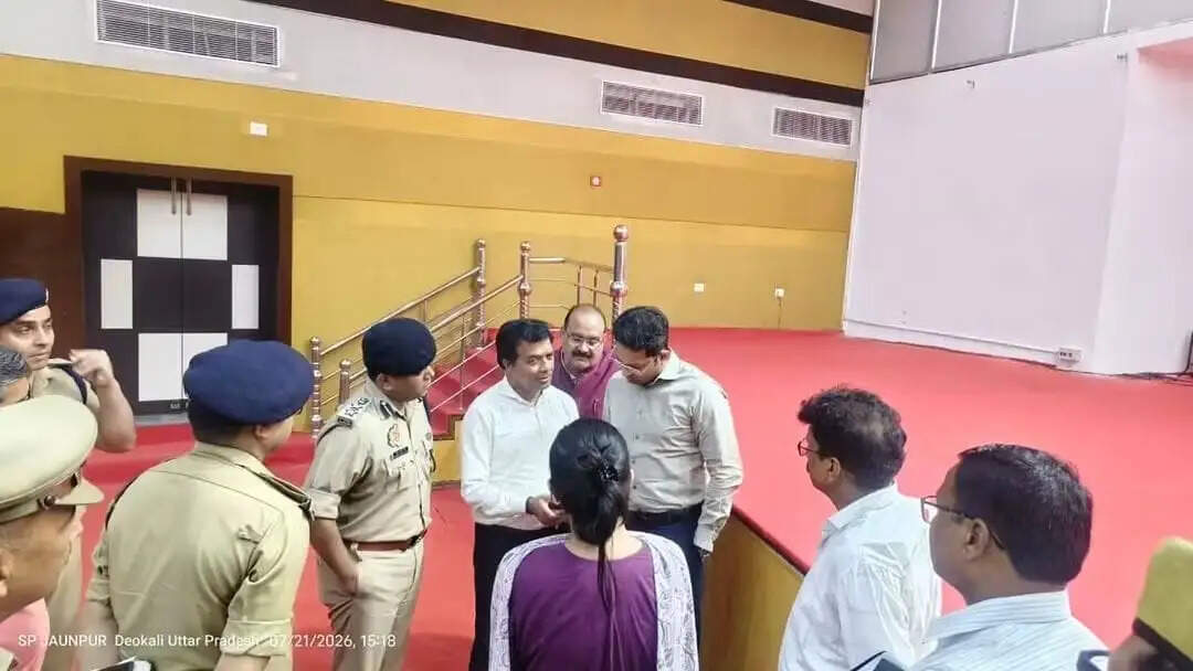 राज्यपाल के प्रस्तावित आगमन की तैयारियां तेज, डीएम-एसएसपी ने पूर्वांचल विश्वविद्यालय का लिया जायजा