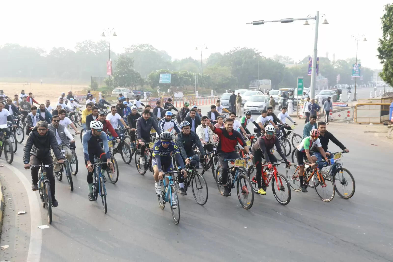 साइकिल चला कर दिया खेल मंत्री ने फिटनेस का मंत्र