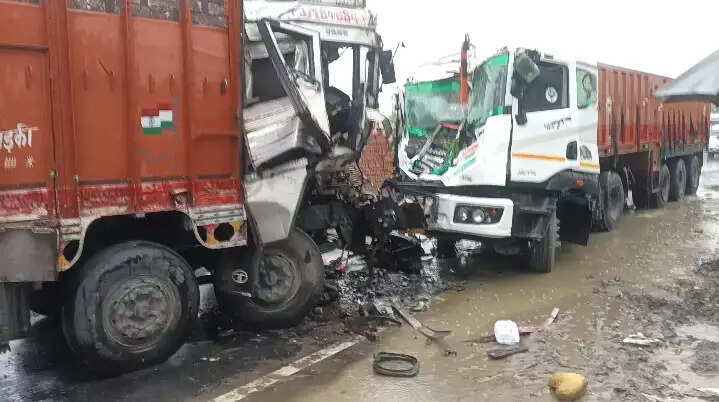 बगहा के धनहा बांसी मुख्य सड़क पर दो ट्रकों की आमने सामने भिड़ंत में दो चालक बुरी तरह से घायल