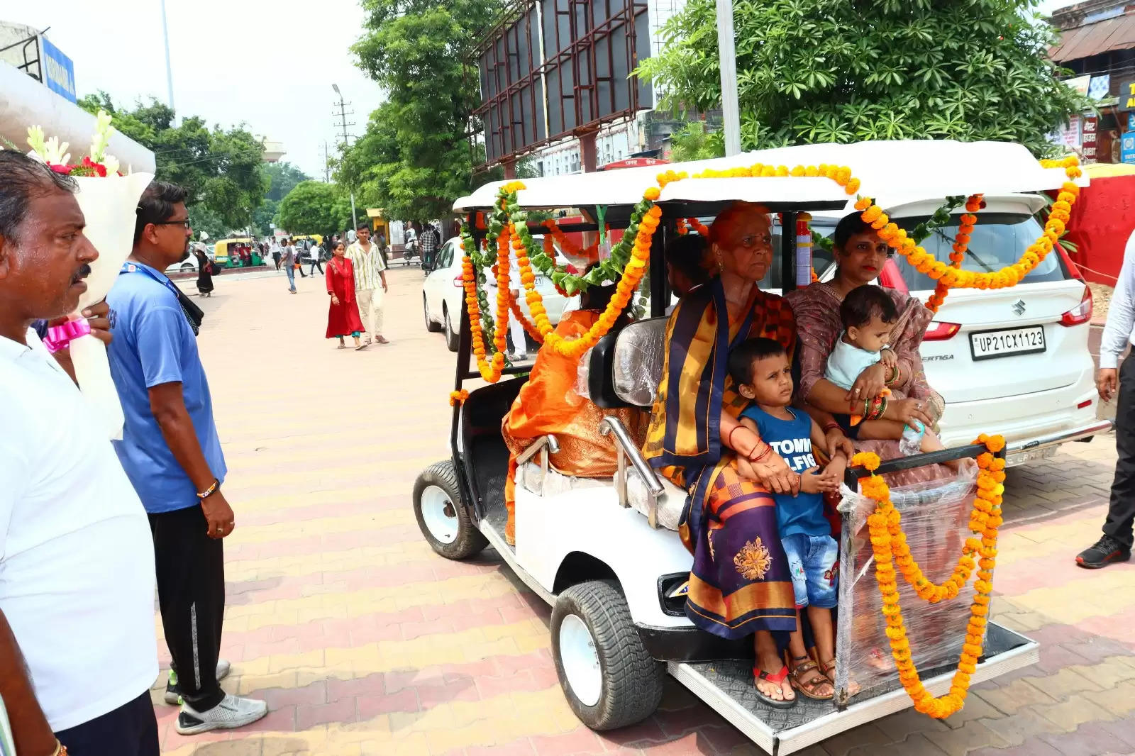 मुरादाबाद रेलवे स्टेशन पर बैटरी संचालित वाहन सेवा एवं ट्रेन साइड वेंडिंग सेवा का शुभारम्भ