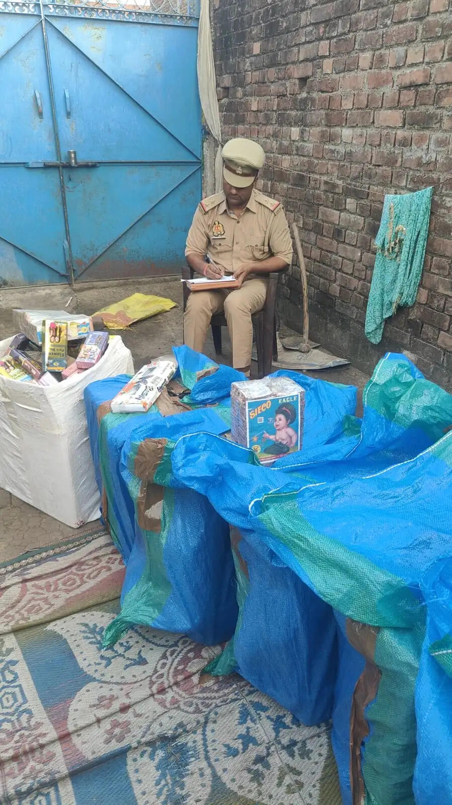 सीओ फायर के नेतृत्व में पुलिस का छापा, मकान से पटाखे का भारी जखीरा बरामद
