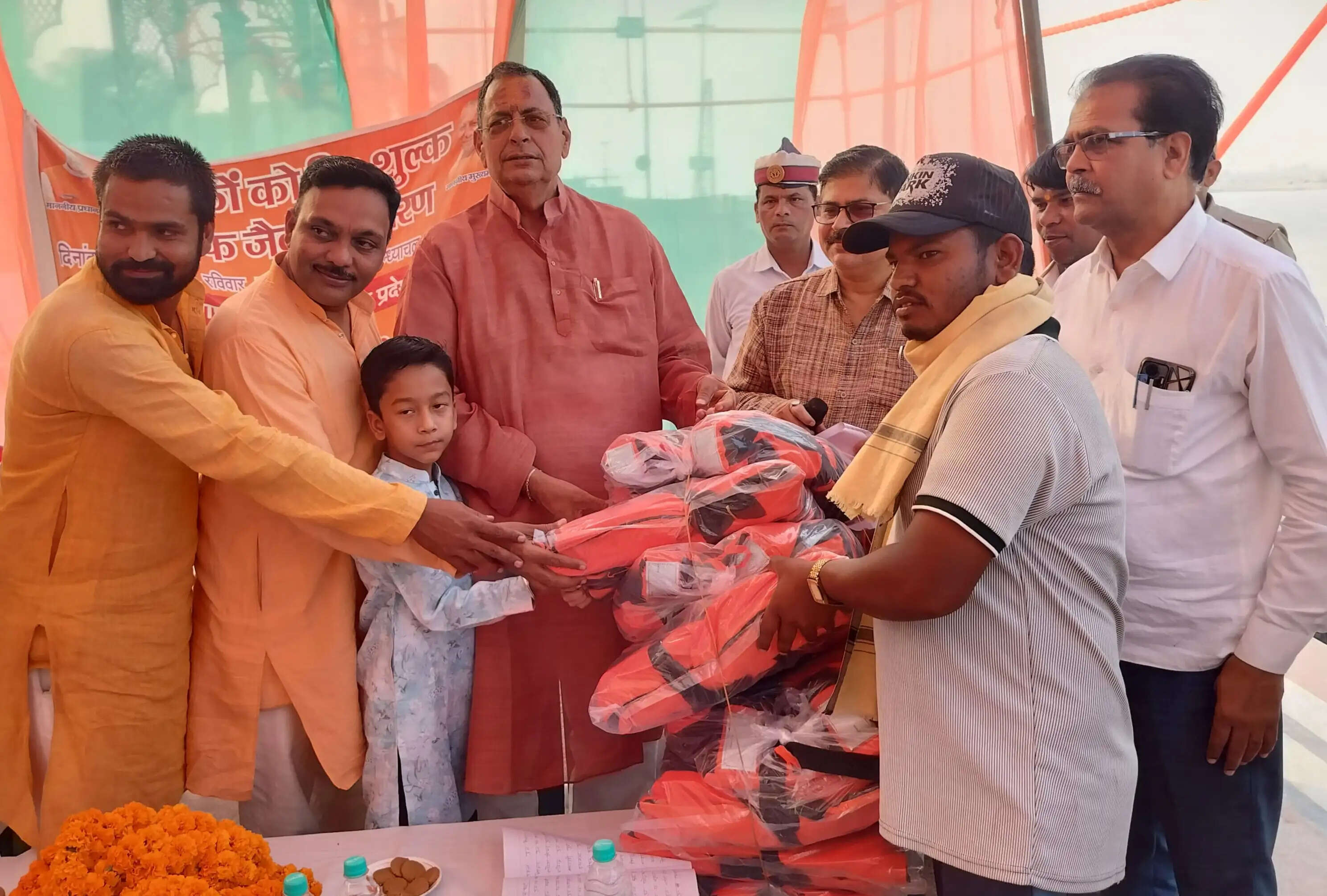 मीरजापुर : नवरात्र मेले से पहले नाविकों को मिली 5440 लाइफ जैकेट