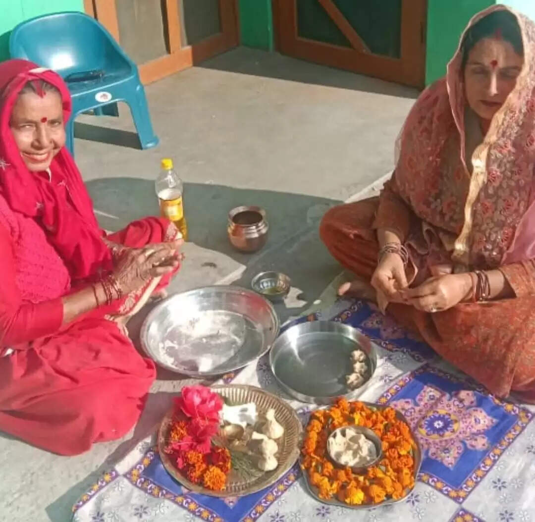 वैकुंठ चतुर्दशी पर महिलाओं ने पानी मे प्रवाहित किए दीपक के बेड़े