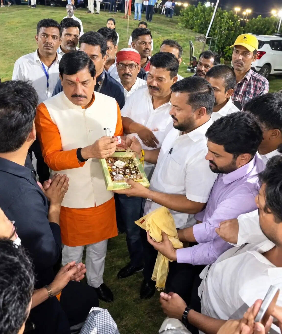 जबलपुरः मुख्यमंत्री डॉ यादव ने सड़क किनारे लगी दुकान पर पी चाय. सास-बहु द्वारा संचालित ढाबे पर भी रुके